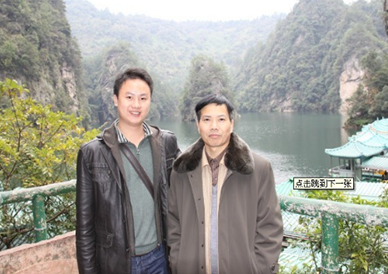 我公司旅游策劃師鄧永福與著名策劃師何學林老師合影